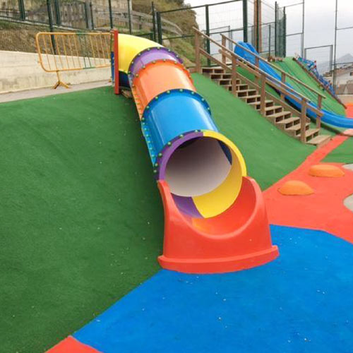 Glissière de talus tubulaire sur mesure pour aire de jeux